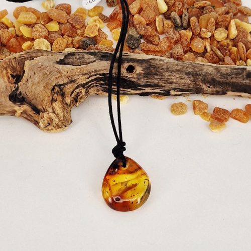 Anhänger am Stoffband 3